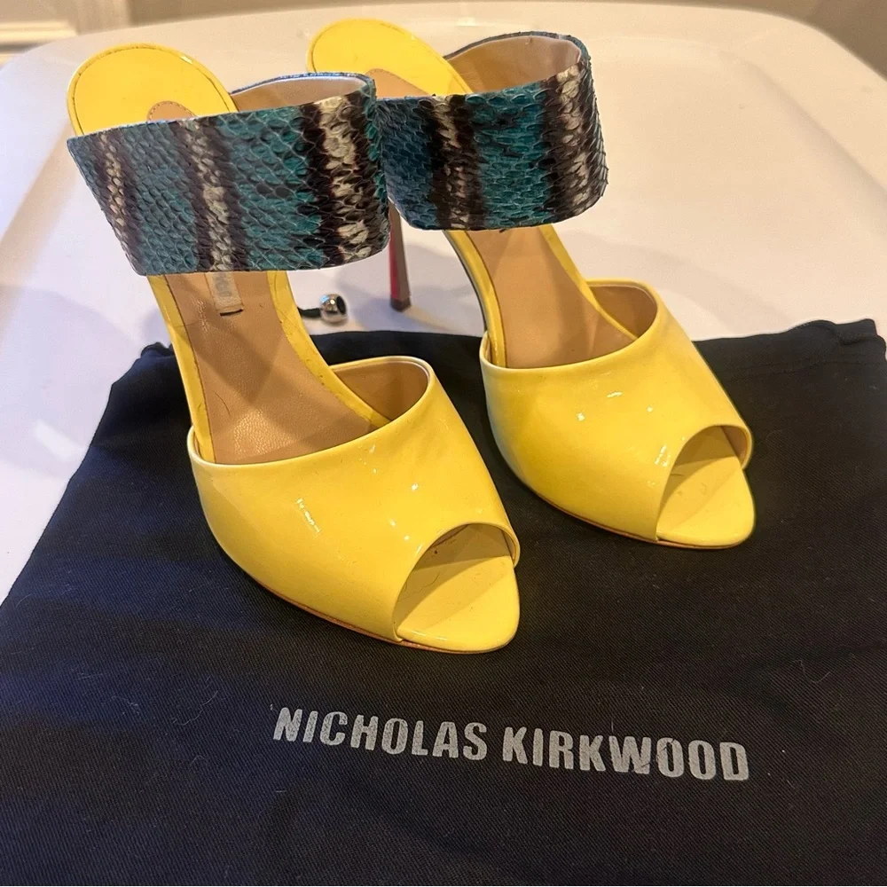 NICHOLAS KIRKWOOD 2013 Butter Yellow & Red Heels w/ Blue & Black Snakeskin Strap - Picture 4 of 14